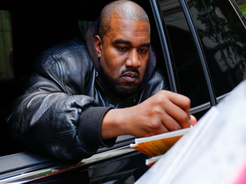 Kanye West firmando un vinilo