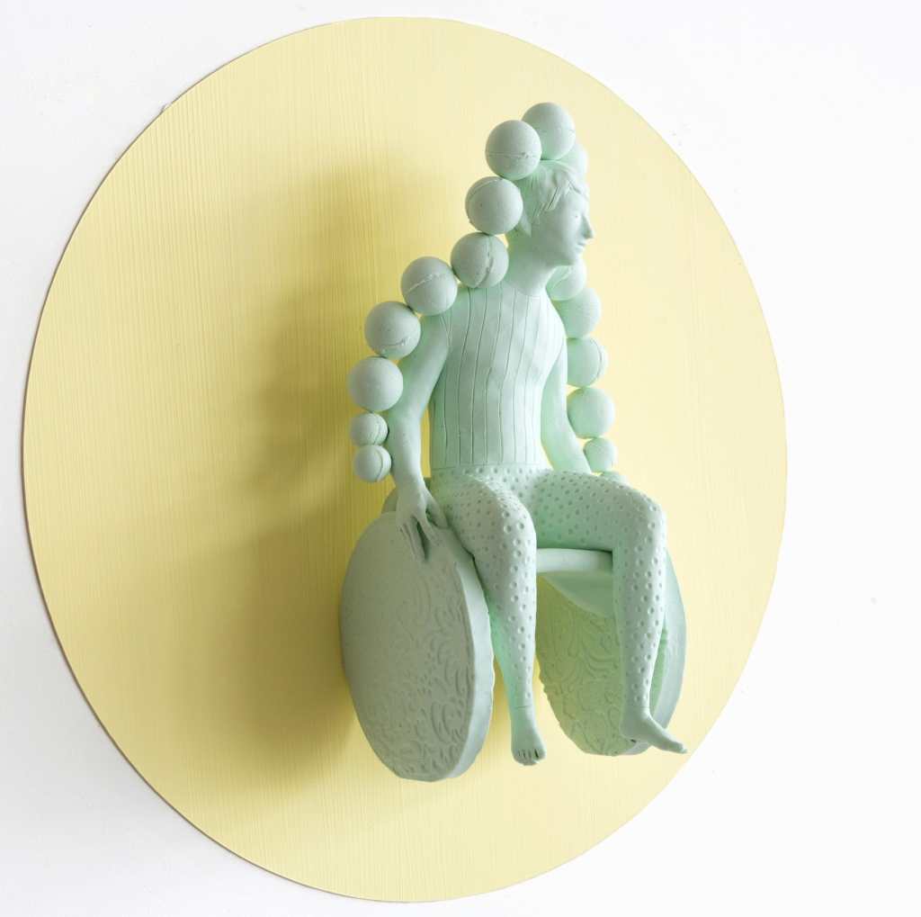 Escultura en miniatura de Frode Bolhuis con elementos surrealistas y colores vibrantes